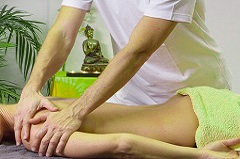 Massagetherapeut bei der Massage oder der Körpermassage